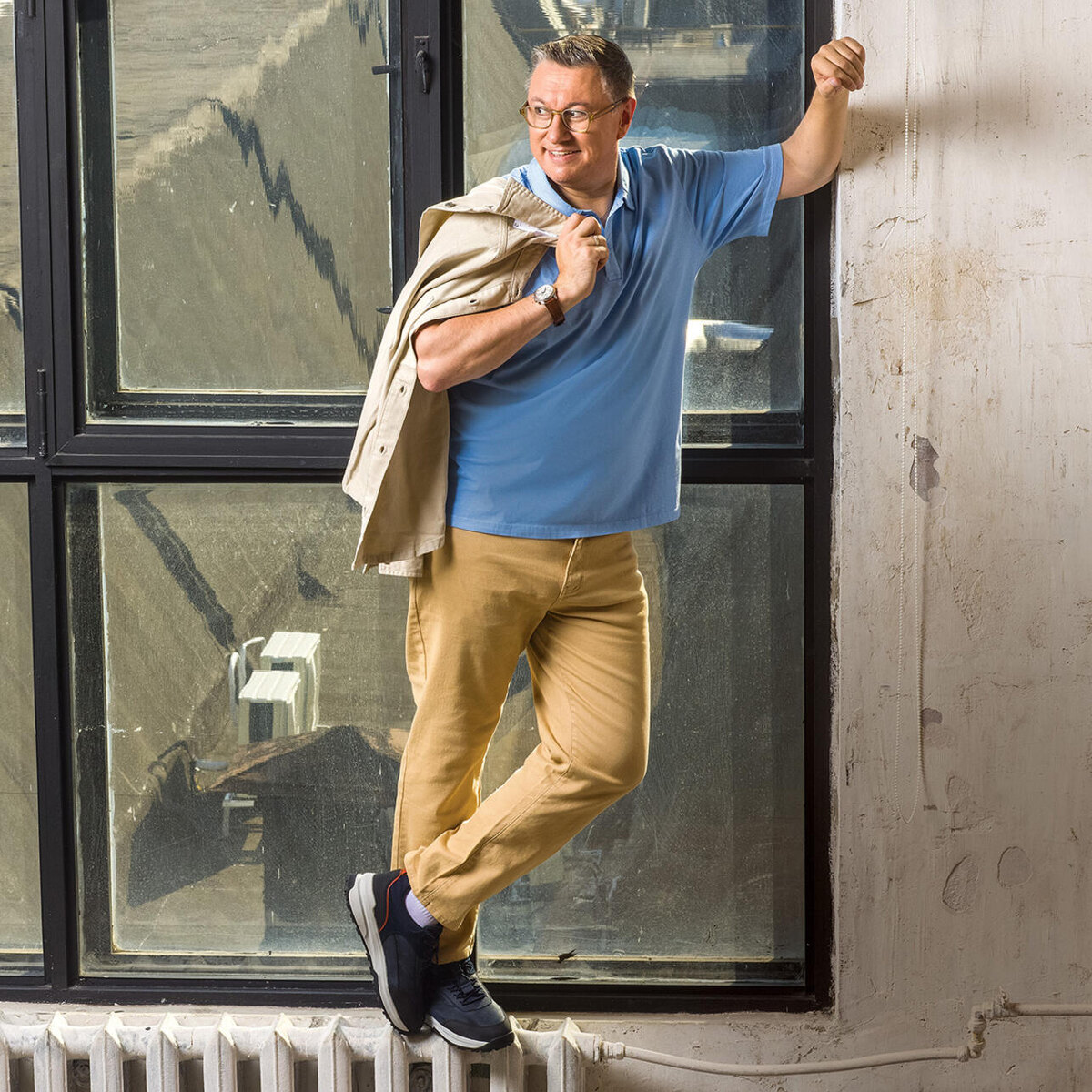    Поло Mango, брюки IDOL, очки Lazzaro Luxe, джинсовая куртка Mango, кроссовки Geox Филипп Гончаров