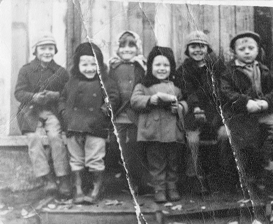 Моя компания мальчишек. Я в центре, узнать легко, по платочку, одни девочка.