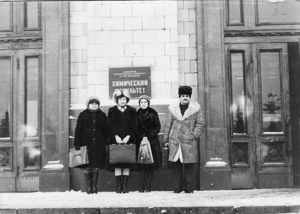 Около любимого факультета.Потом где-то с 3 курса меня выбрали профоргом курса. И переизбрали до 5 курса. Я там с путёвками, экскурсиями, талонами на обеды носилась. Чтобы все пожелания учесть. 