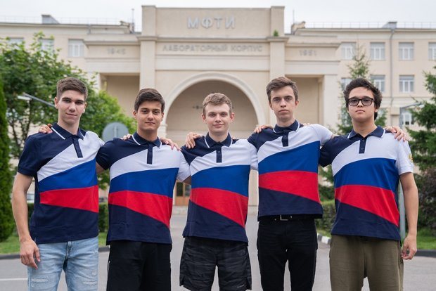 Четыре золота и серебро - с таким победным багажом вернулась в понедельник с Международной олимпиады по физике российская сборная. Из СМИ