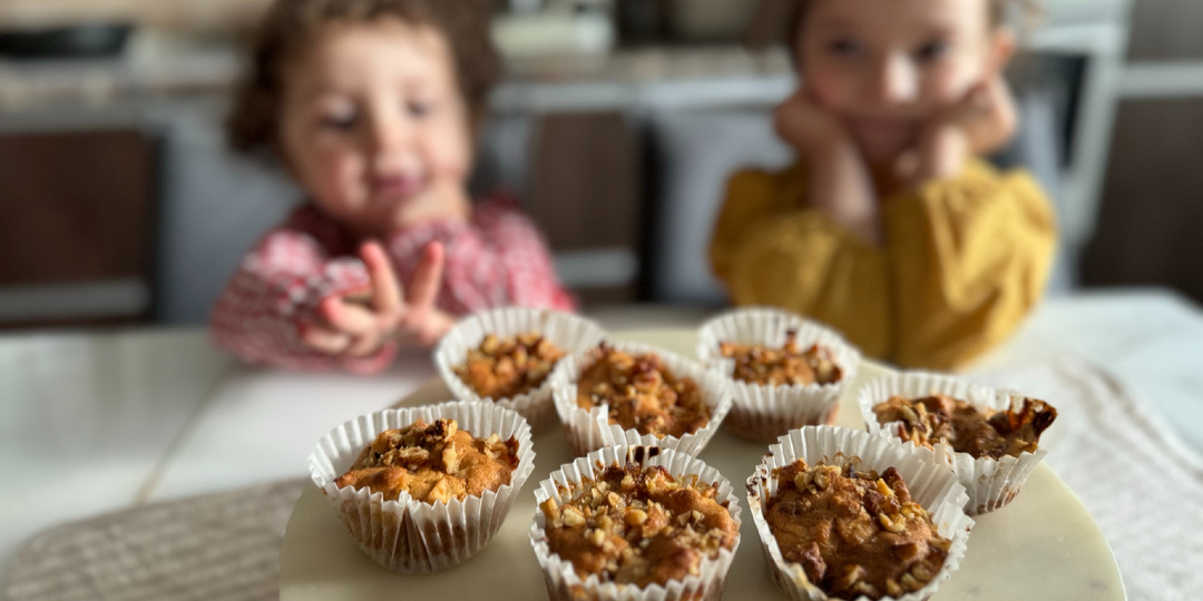 Готовим с малышами яблочные кексы с медом и орехами