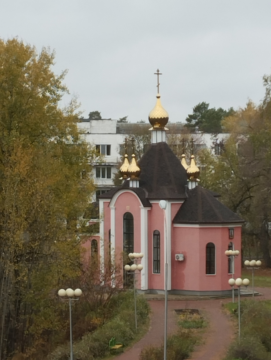 Храм, находится на территории больничного городка. Вид из окна.