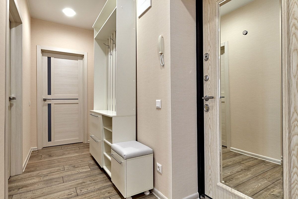 Прихожую принято оформлять в светлых тонах. Источник: Shutterstock📷
