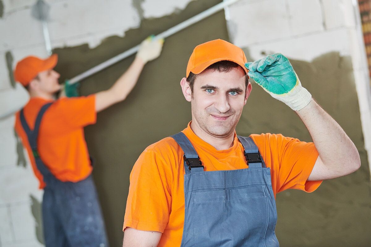 Чтобы правильно работать со штукатуркой, нужны навыки и знания. Но для смелых духом нет преград, освоить эту науку вполне возможно. Источник: Shutterstock📷
