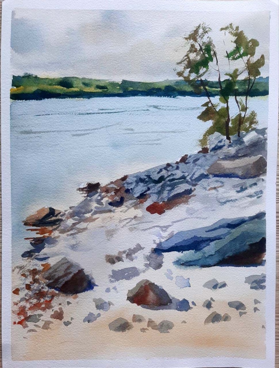 Камни на берегу шлюзового канала.