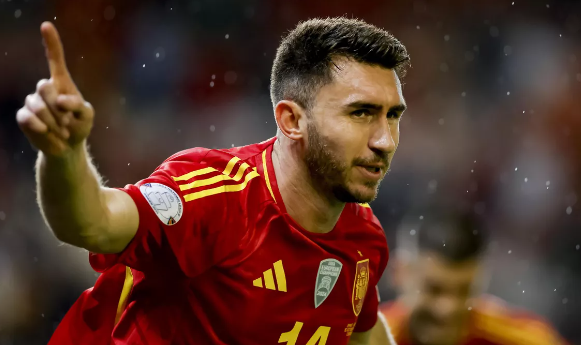 Испанец Эмерик Ляпорт празднует первый гол своей команды в матче Лиги наций УЕФА 2024/25 Лиги А группы А4 между сборными Испании и Сербии на стадионе «Нуэво Арканхель» 15 октября 2024 года в Кордове, Испания.