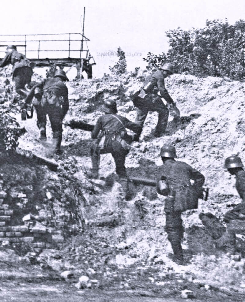 Немецкая штурмовая группа с пулеметами атакует противника 1916 г. На вооружении пулеметы MG  08\15, весом 18 кг