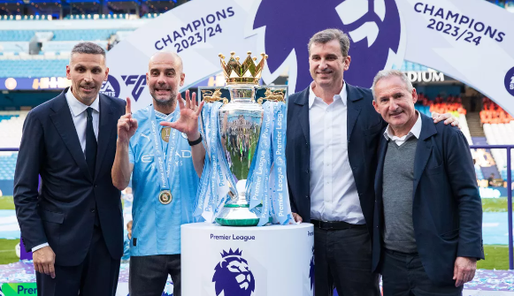 МАНЧЕСТЕР, АНГЛИЯ - 19 МАЯ: Пеп Гвардиола, главный тренер/менеджер «Манчестер Сити», позирует для фотографии с трофеем вместе с председателем правления Халдуном Аль Мубараком, генеральным директором Ферраном Сориано и спортивным директором «Манчестер Сити» Айтором Чики Бегиристайном во время матча Премьер-лиги между «Манчестер Сити» и «Вест Хэм Юнайтед» на стадионе «Этихад» 19 мая 2024 года в Манчестере, Англия.