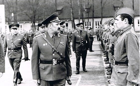 Орлиный взгляд генерала и спокойный сержант...