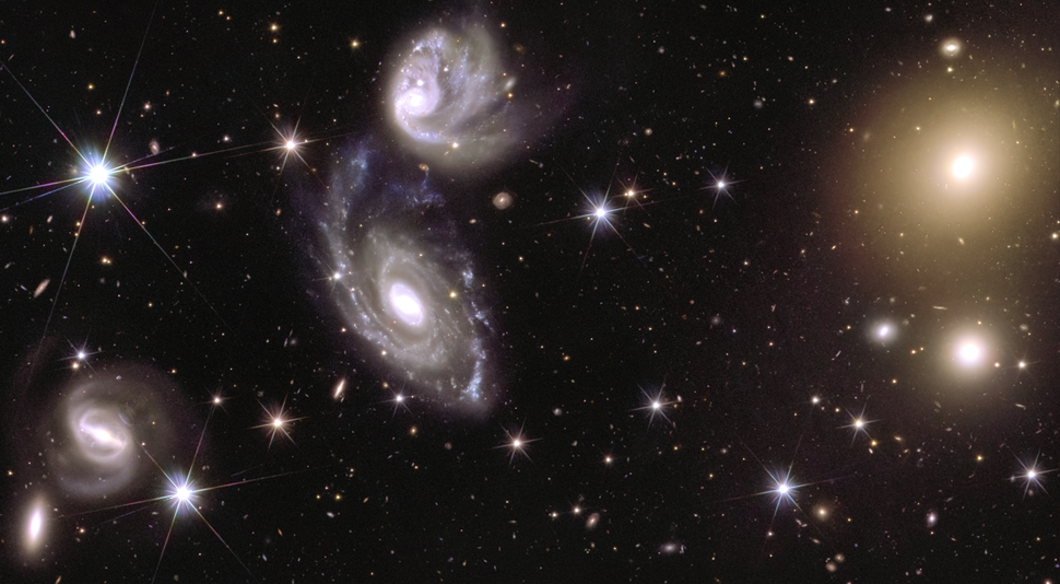 «Евклид» запечатлел две галактики (ESO 364-G035 и G036), которые взаимодействуют друг с другом, в 420 миллионах световых лет от нас. Справа на изображении видно скопление галактик Abell 3381, в 678 миллионах световых лет от Земли.    
 Источник: ESA/Euclid/Euclid Consortium/NASA, CEA Paris-Saclay, image processing by J.-C. Cuillandre, E. Bertin, G. Anselmi CC BY-SA 3.0 IGO  📷
