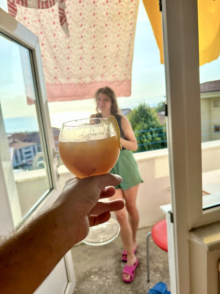 Спасибо соседям сверху что закрывают бельем палящее солнце