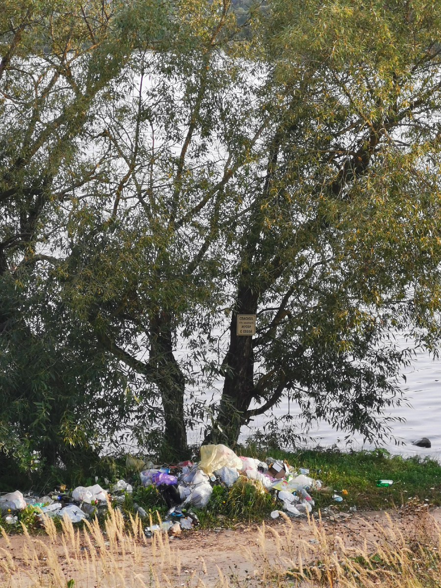 Смоляне бросают мусор прямо под табличкой " Спасибо, что забираете мусор с собой" 
