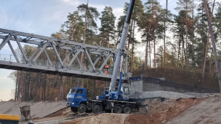 Работы по возведению пешеходного перехода на трассе "ЮЛА". 