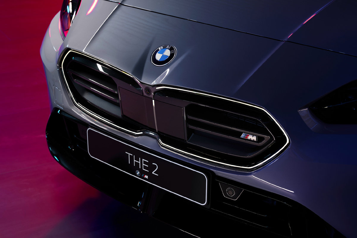 BMW Iconic Glow - подсвеченная решетка радиатора с контурным освещением