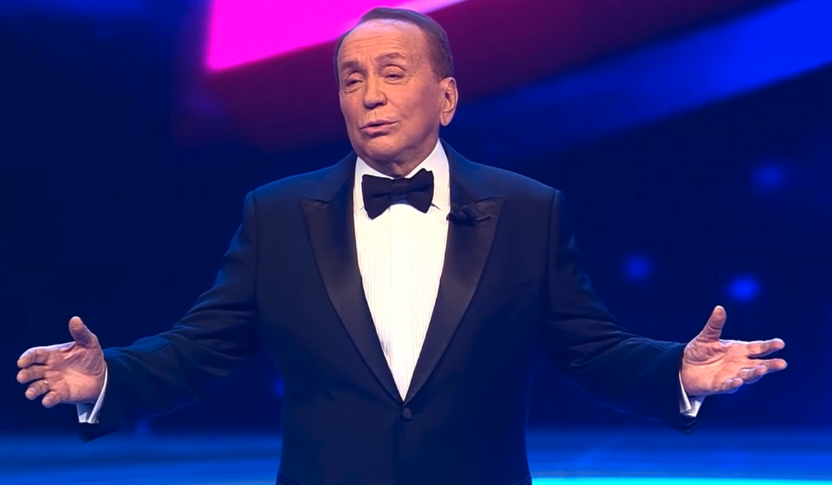    Александр Масляков во время юбилейного концерта "55 лет КВН". Скриншот: YouTube