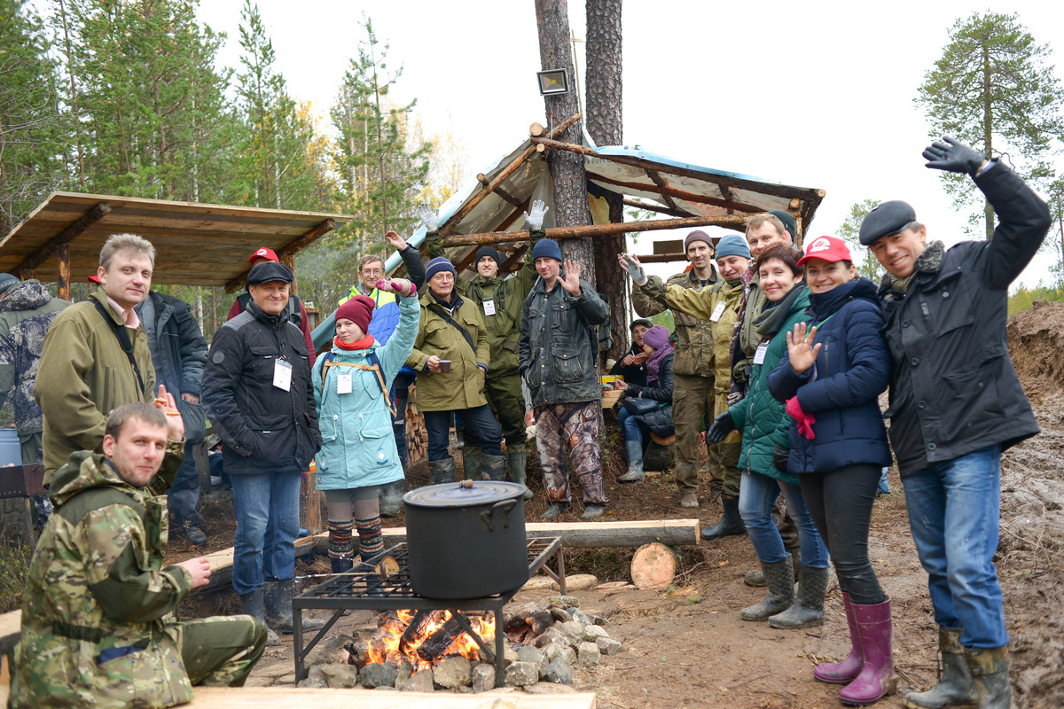 участники кооператива "Архангельская клюква" на плантации