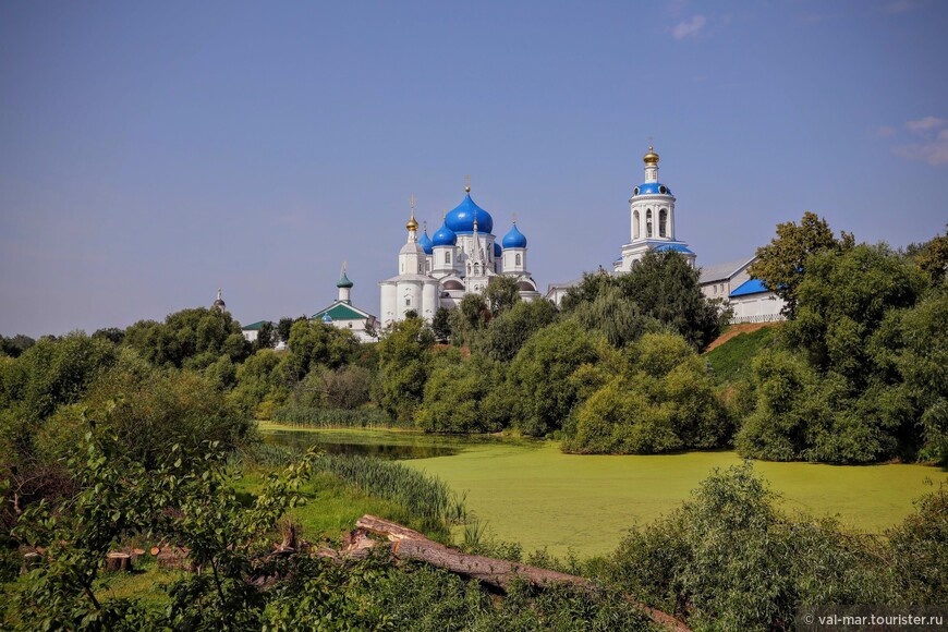 Не доходя моста, у Монастырского пруда — великолепный вид на Боголюбский монастырь © Валентина Марченко