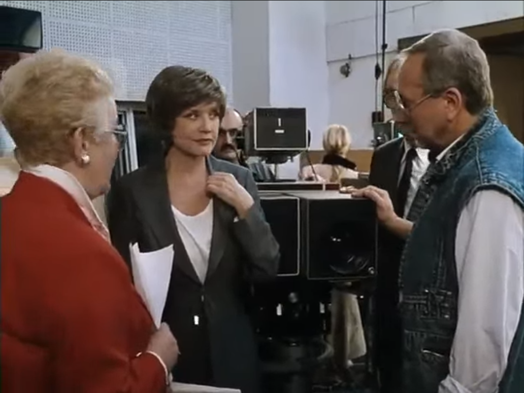 Главная героиня - Соня Аниканова на работе в студии Цт СССР. Кадр из фильма "Зависть богов".