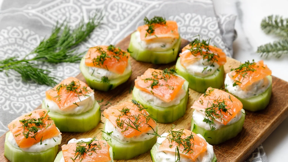    Канапе с красной рыбой и огурцом