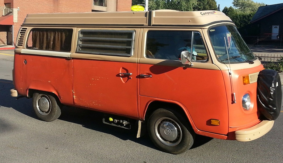 Оранжевый фургон Volkswagen T2 Kombi Camper, похожий на тот, который использовали Питер Фальконио и Джоанна Лис