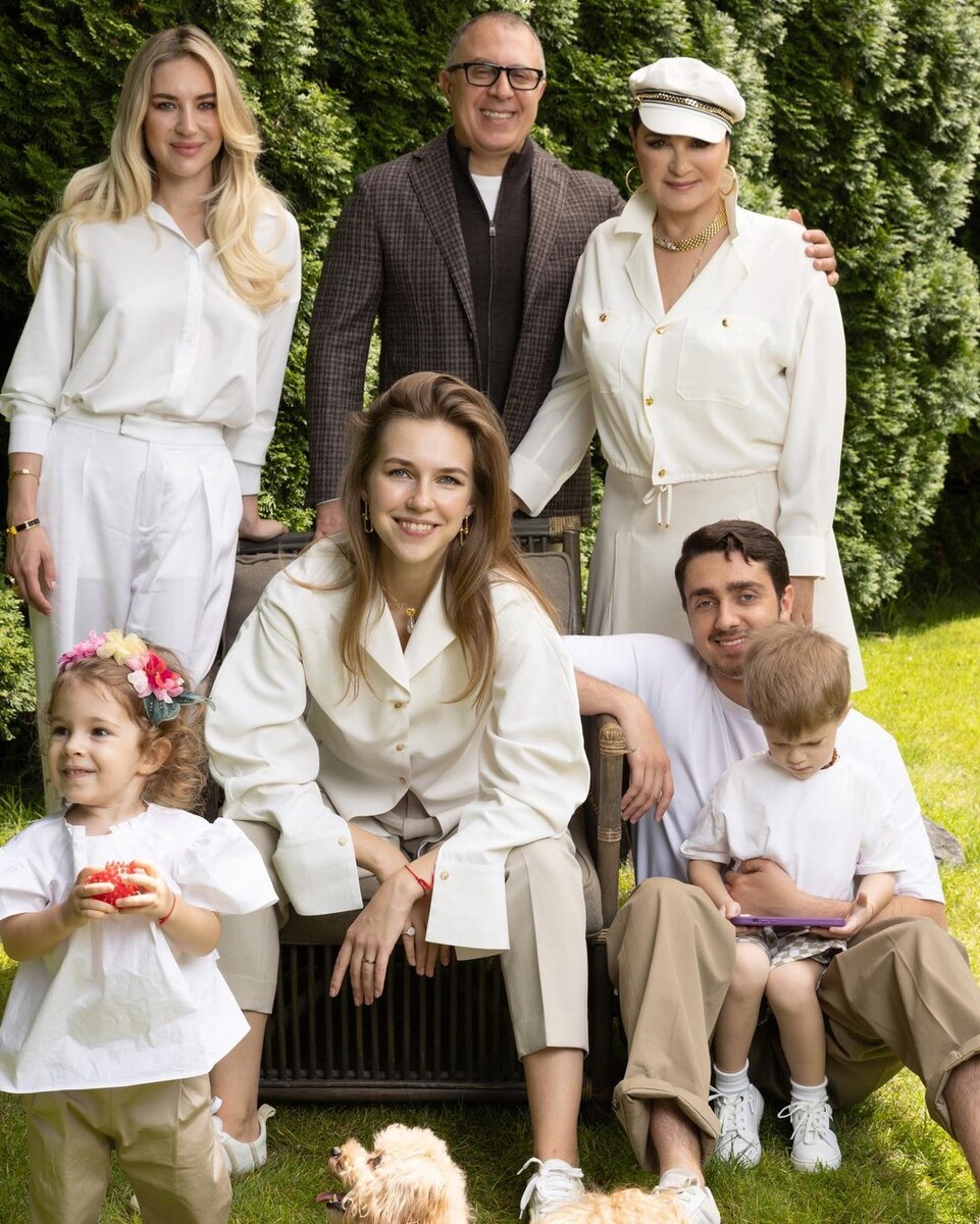    Семья Ирины ВинерСоцсети