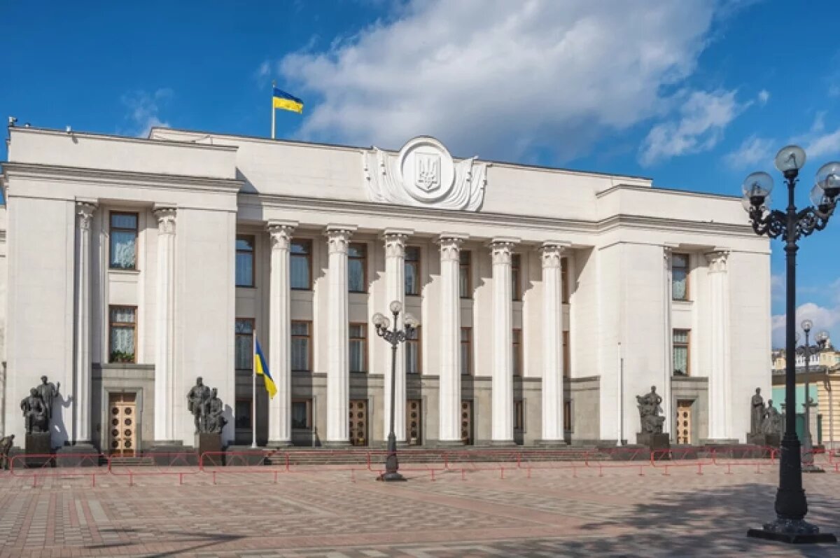    Дмитрук: люди собираются у Рады, где Зеленский представит «план победы»