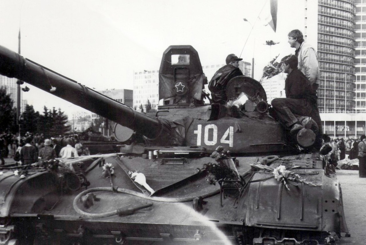 Фото: https://upload.wikimedia.org/wikipedia/commons/thumb/1/14/T-72_tank_in_Moscow%2C_August_1991.jpg/1280px-T-72_tank_in_Moscow%2C_August_1991.jpg