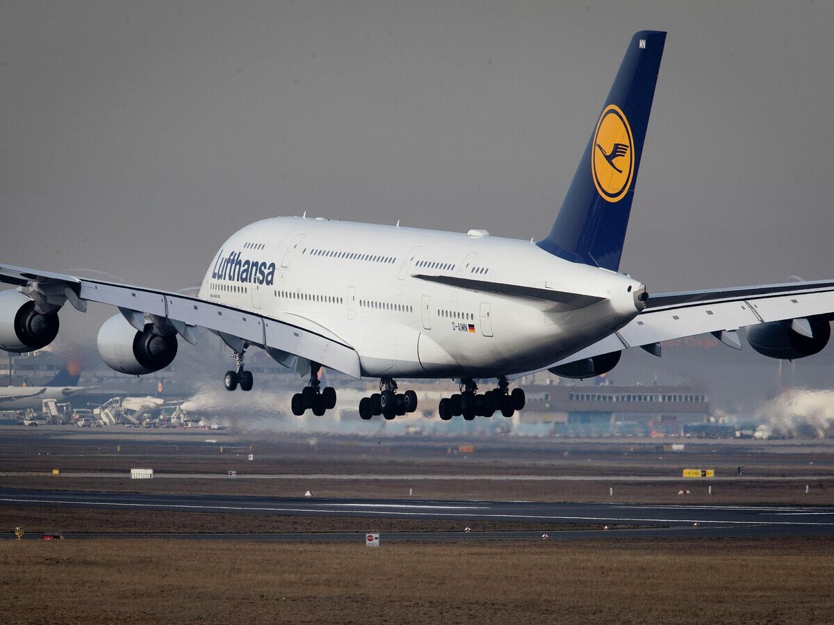    Пассажирский самолет Airbus A 380 авиакомпании Lufthansa© AP Photo / Michael Probst