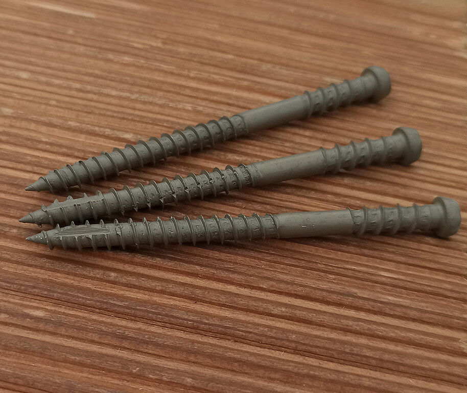 Особенность шурупов для террасной доски - двойная резьба: она позволяет надежно притянуть доски к основанию. Если доски имеют небольшие различия по толщине, между доской и лагой можно проложить калиброванные прокладки из твердого пластика - так называемые спейсеры.