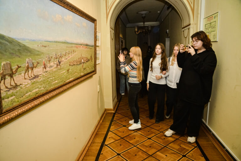    В Оренбургском губернаторском музее открылась совместная выставка с Государственным музеем Востока Полина Кузаева