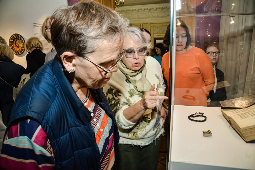    В Оренбургском губернаторском музее открылась совместная выставка с Государственным музеем Востока Полина Кузаева