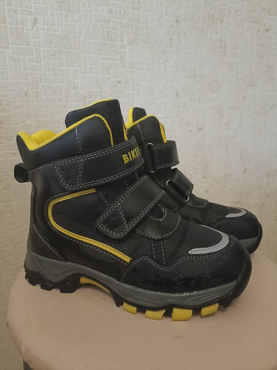 Тёплая, демисезонная. 