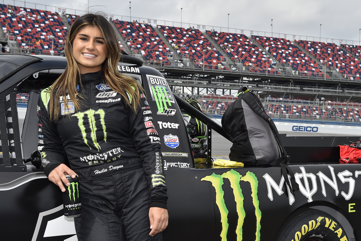 Хэйли Диган рядом с пикапом NASCAR Truck Series / Monster Energy