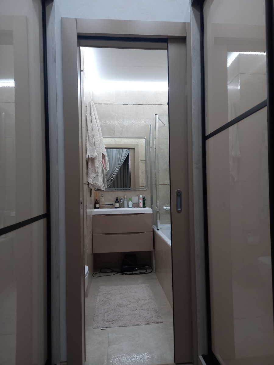 Помещение из спальни в ванную.