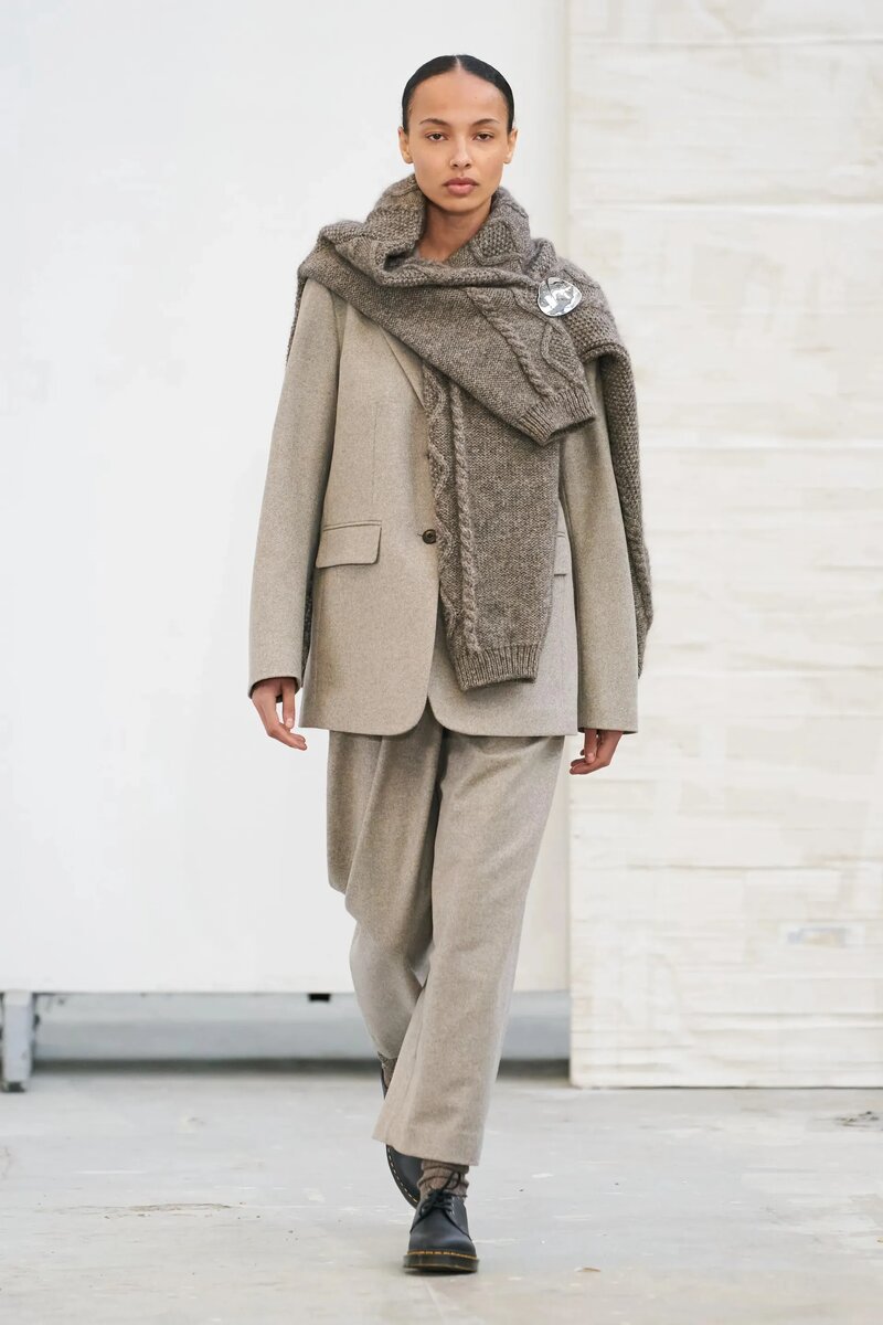 свитер оверсайз на плечах