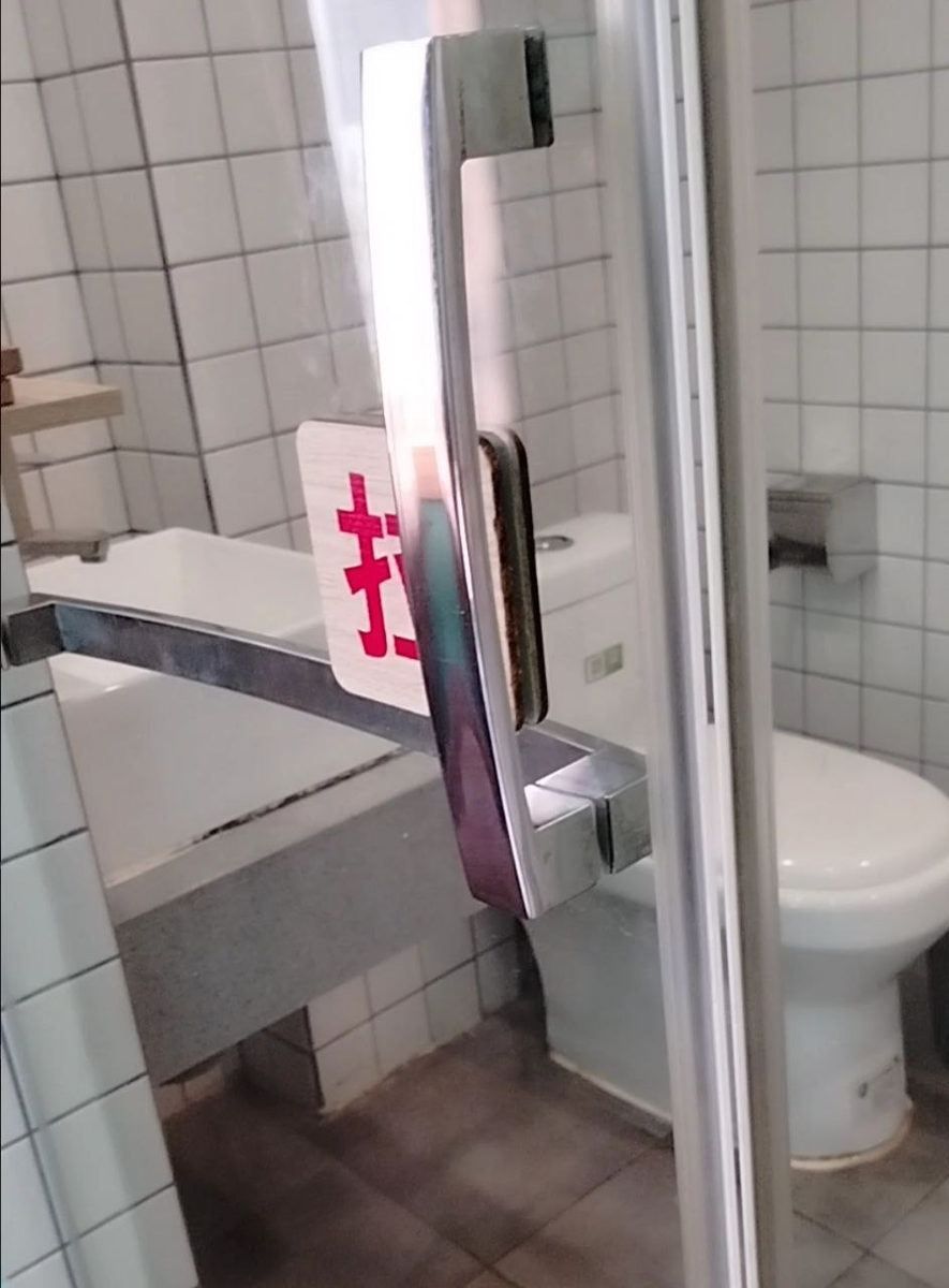 Абсолютно прозрачная перегородка в ванну и туалет