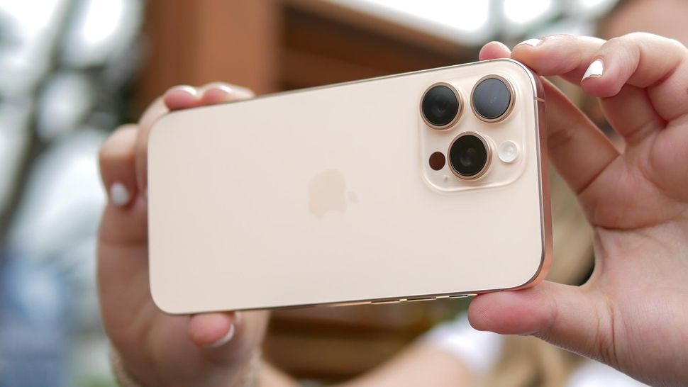    Классический дизайн iPhone особо не менялся годами. У про-версии из новой линейки три камеры / Фото: tomsguide.com