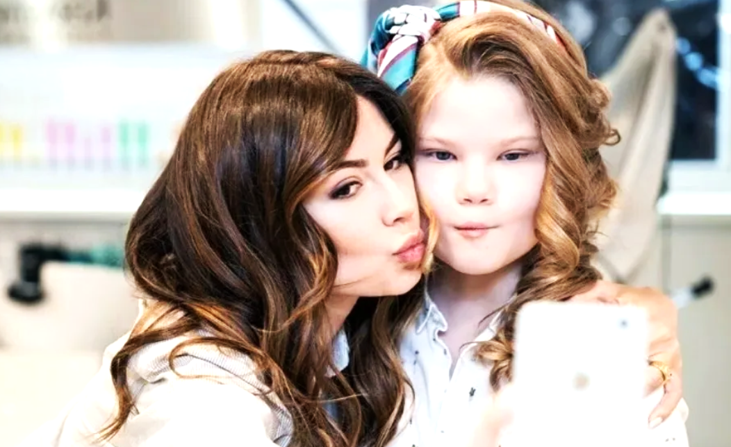 на фото Ольга Ушакова с дочкой Дарьей