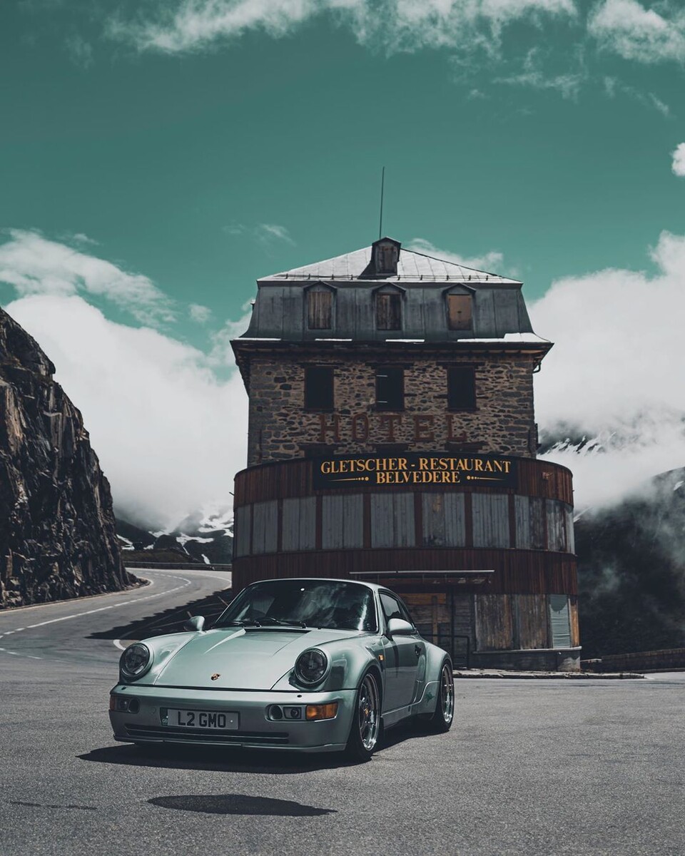 Мятно-металлический Рorsche 911 на фоне Gletscher Belvedere