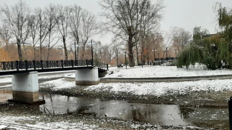     Изумрудный парк, покрытый льдом и снегом. altapress.ru