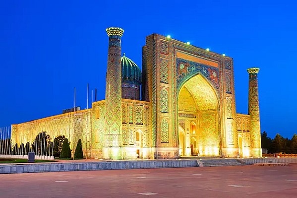 Источник: https://img.freepik.com/premium-photo/registan-sher-dor-madrasa-samarkand_78361-19168.jpg?w=996