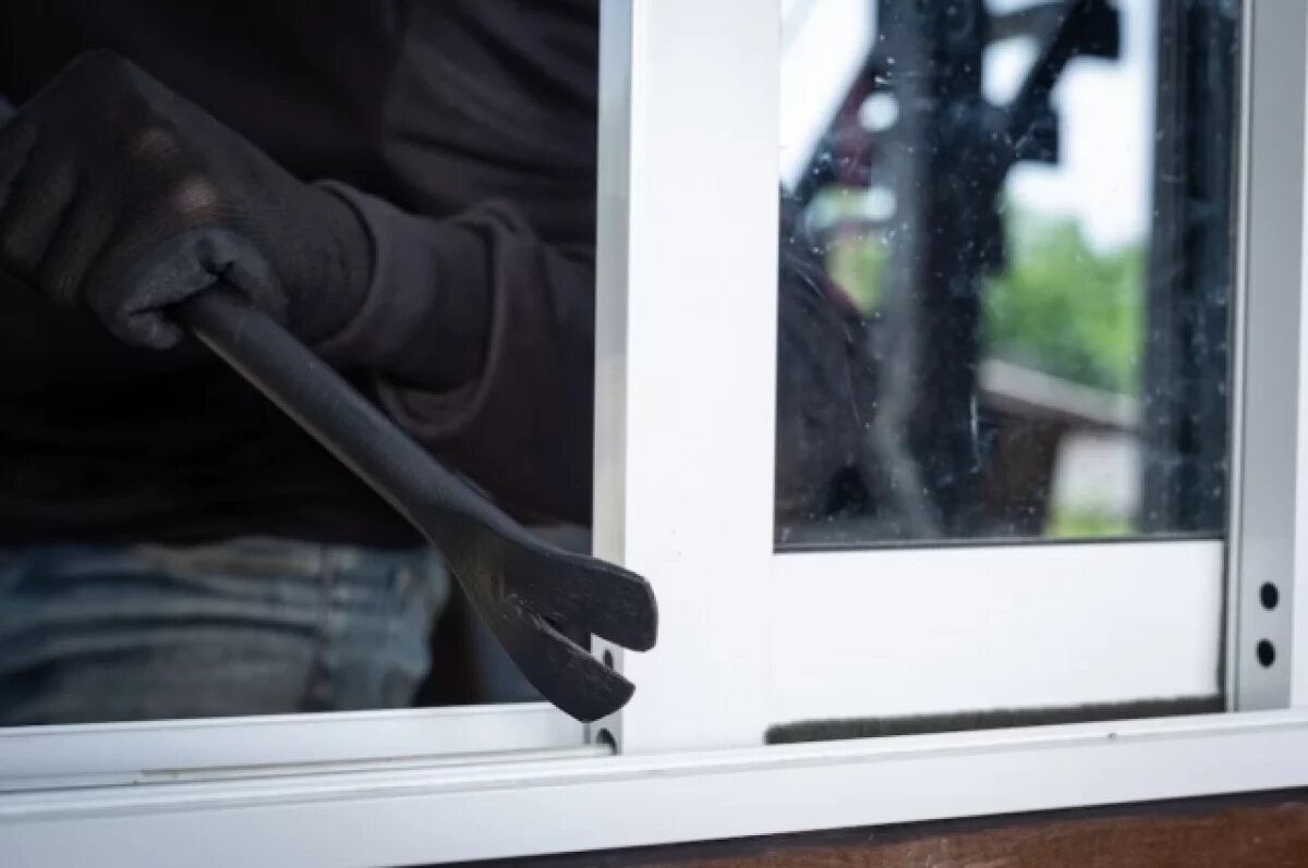    Забайкалец украл пилу и сапоги из дачного дома своего родственника