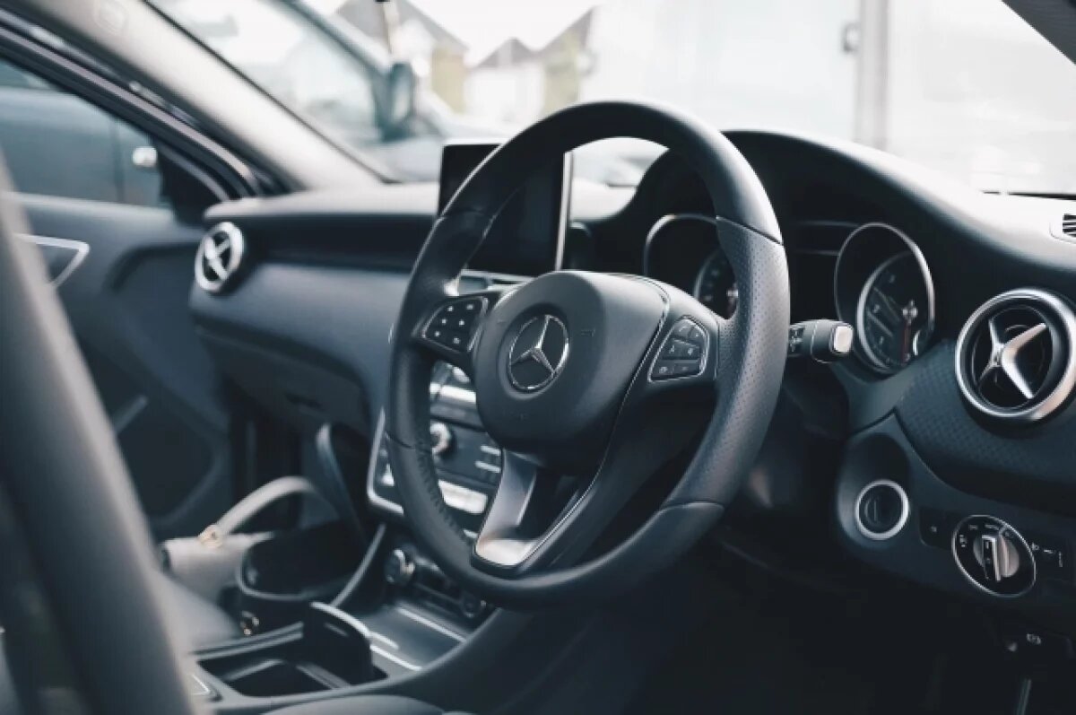    В Челябинске ищут хулиганов, разгромивших элитный Mercedes на Северо-Западе