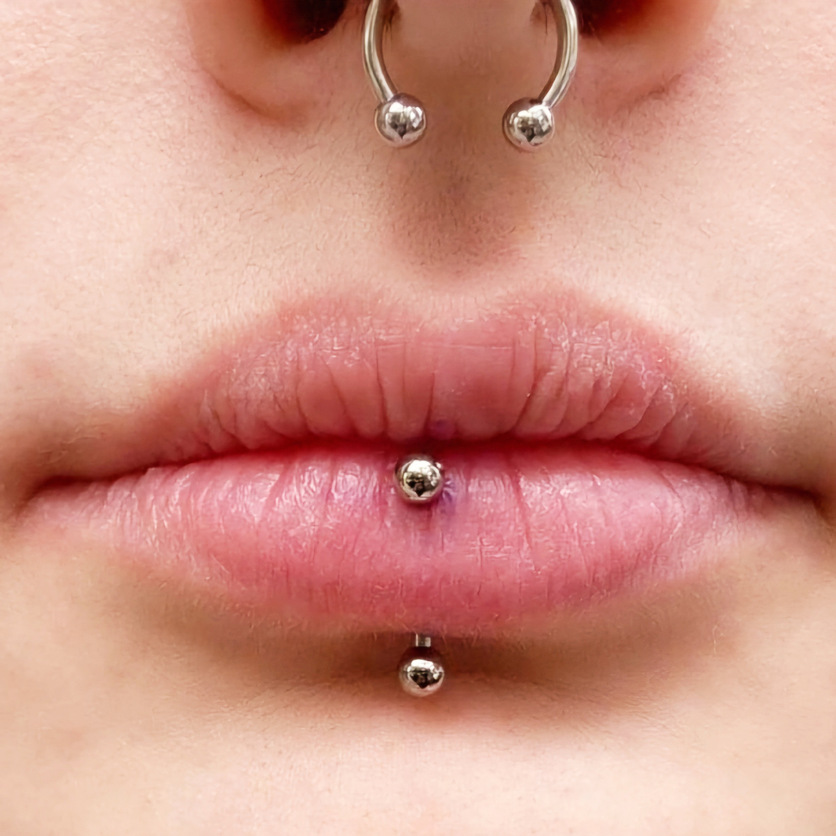 Вертикальный прокол губы