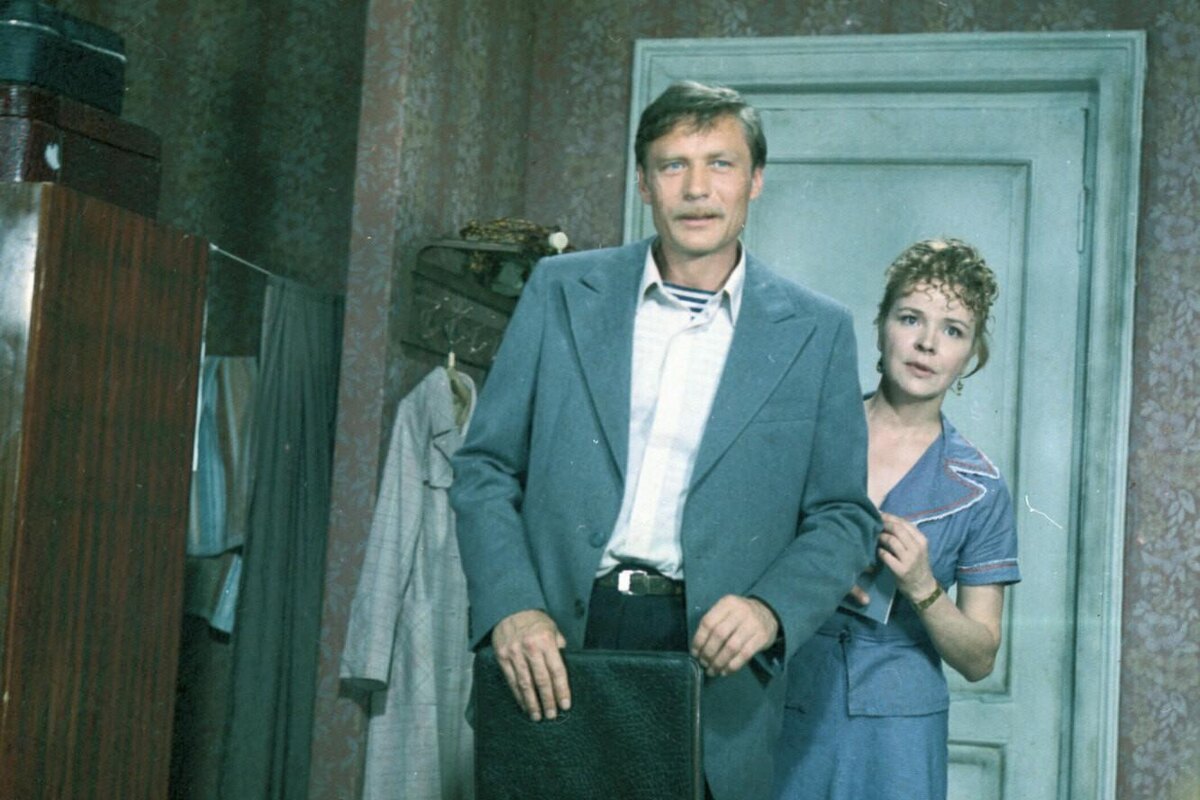 Виктор Петрович Фролов, Лариса Евгеньевна кадр из фильма «Одиноким предоставляется общежитие»