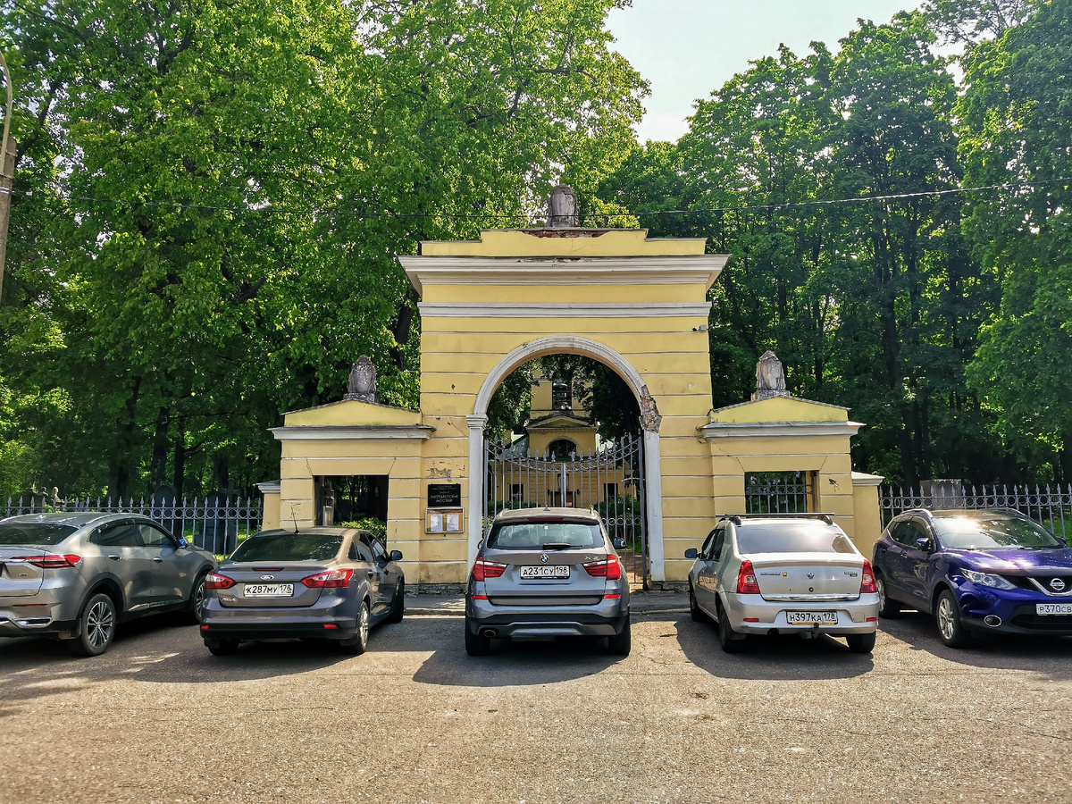 Некрополь “Литераторские мостки”. Фото автора.