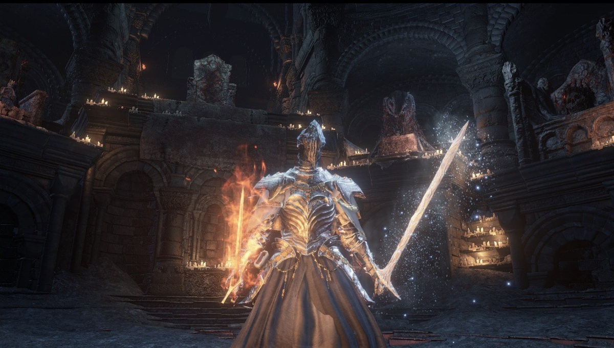 Огненный меч -это Длиныый меч с огненной помазкой, в другой руке Иритильский.