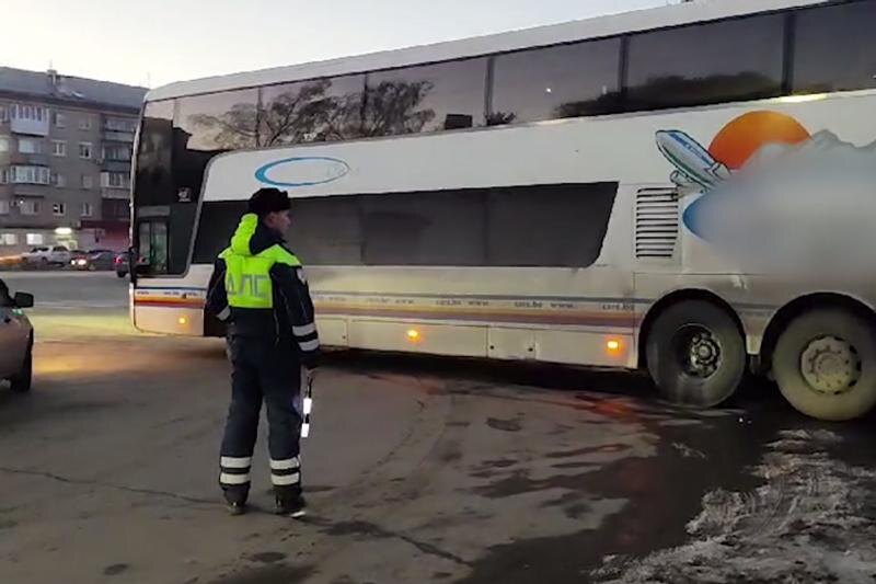    ГУ МВД по Челябинской области. Автобусы с мигрантами остановили на дороге, ведущей к границе