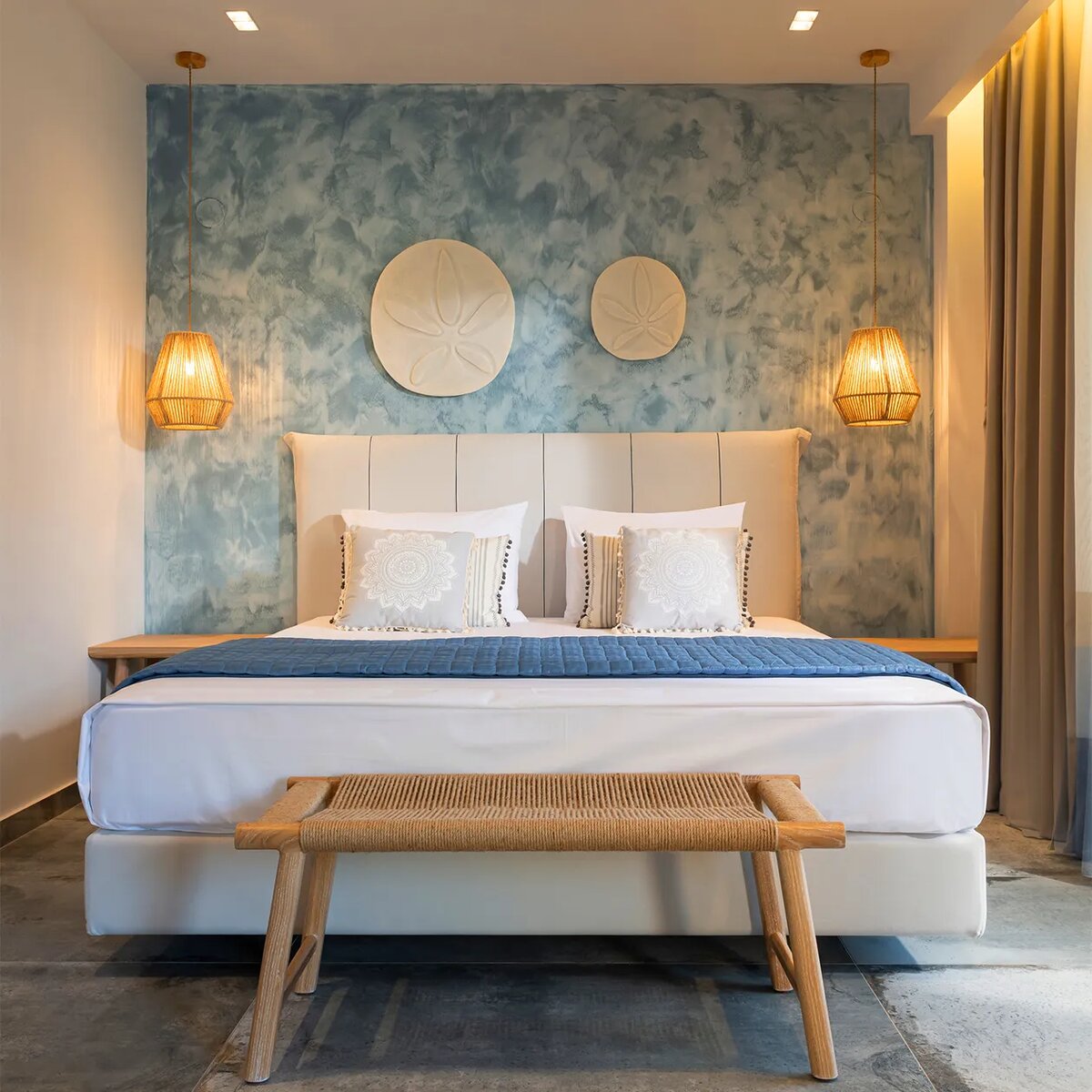 Декоративную штукатурку можно использовать даже в спальне. Это добавит помещению нужных акцентов
Источник: istockphoto.com