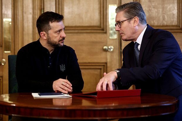    Владимир Зеленский и премьер-министр Великобритании Кир Стармер. Фото: HENRY NICHOLLS / Reuters